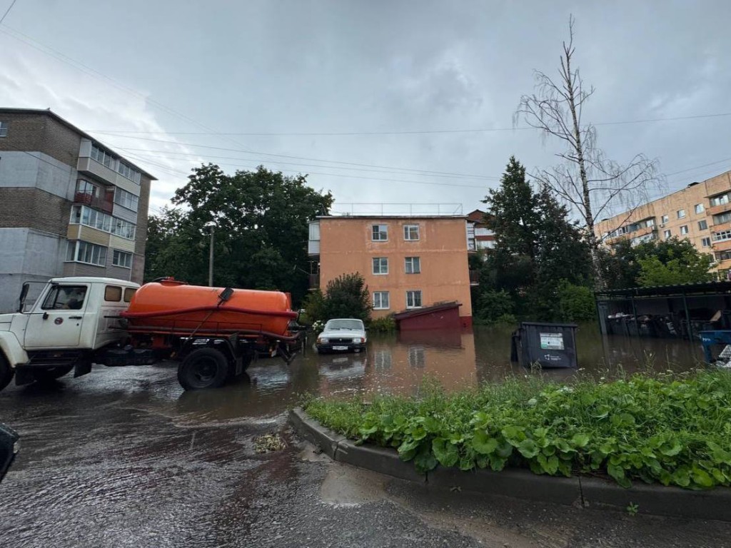 В Можайске специалисты оперативно устраняют последствия очередного ливня