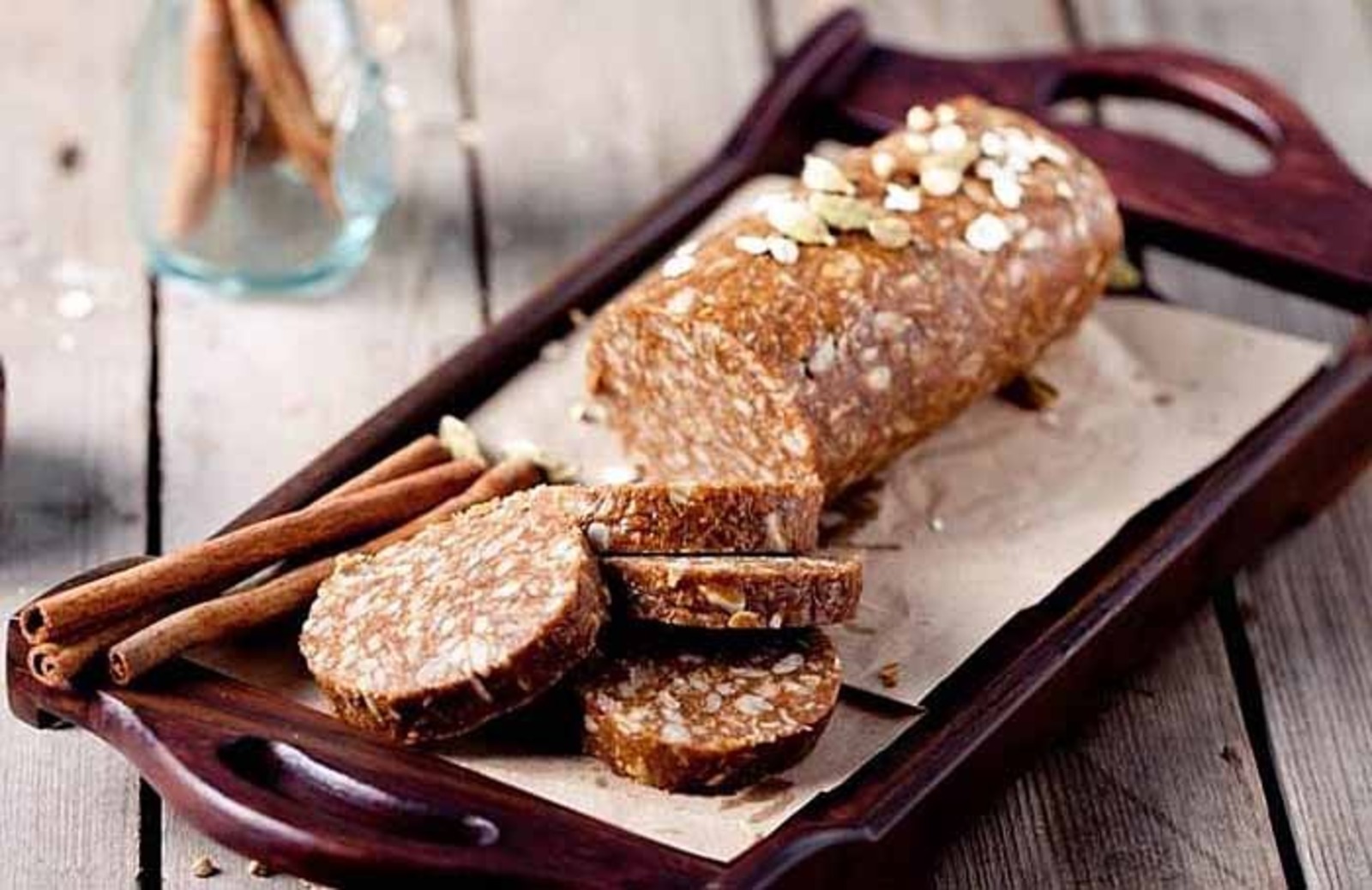 шоколадная колбаса из печенья и какао. шоколадная колбаска. финики с грецким орехом. пирожное сливочная колбаска. шоколадная колбаска.