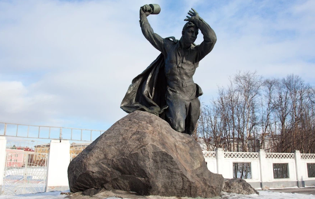 Анатолия город. Памятник Анатолию Бредову в Мурманске. Памятник Анатолию Бредову. Памятник а ф Бредову в Мурманске. Памятник герою советского Союза Анатолию Бредову в Мурманске.