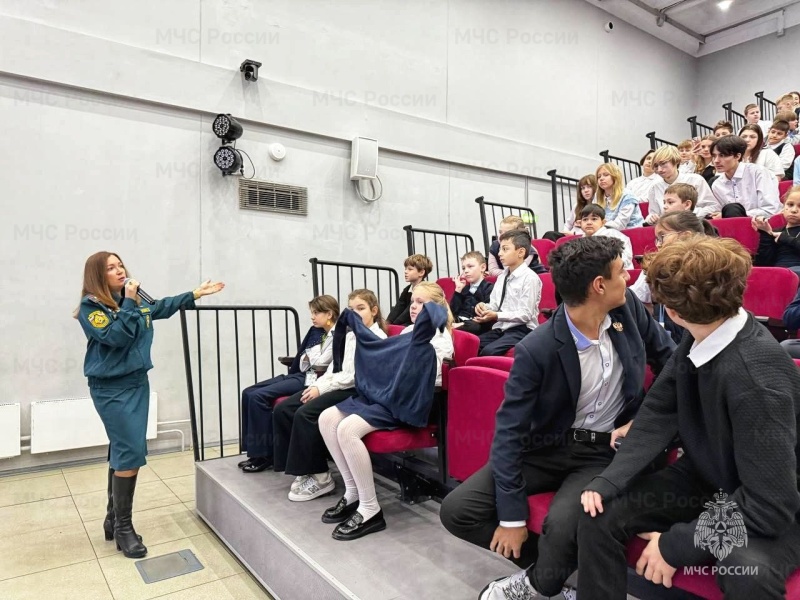 Сотрудники Юго-Восточного административного округа провели урок в рамках проекта «Разговоры о важном»