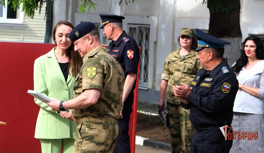 В Орле росгвардейцам вручили госнаграды и передали в дар книгу «Жизнь за други своя»