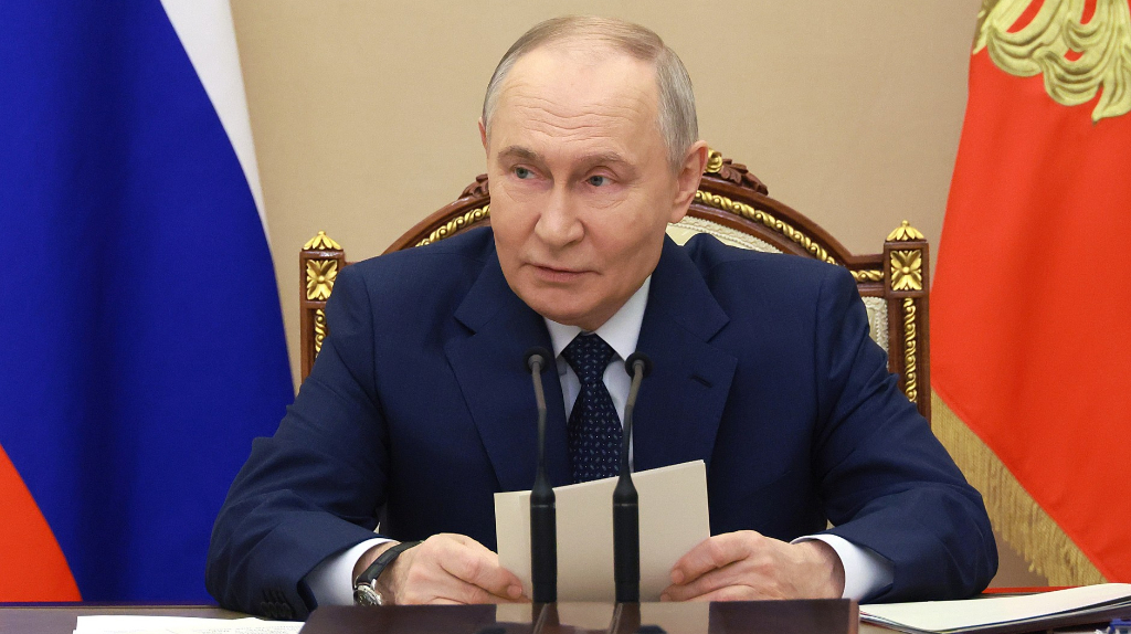 Путин удостоил госнаграды брянского журналиста