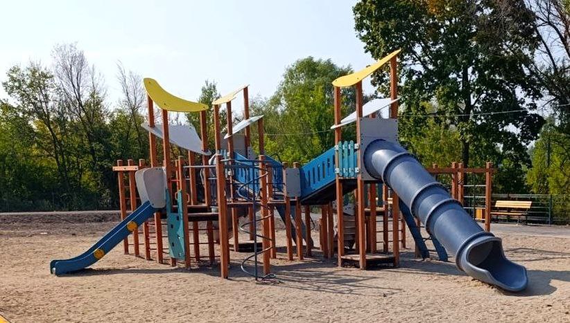 Благодаря нацпроекту в саратовских городах и поселках строят новые детские площадки