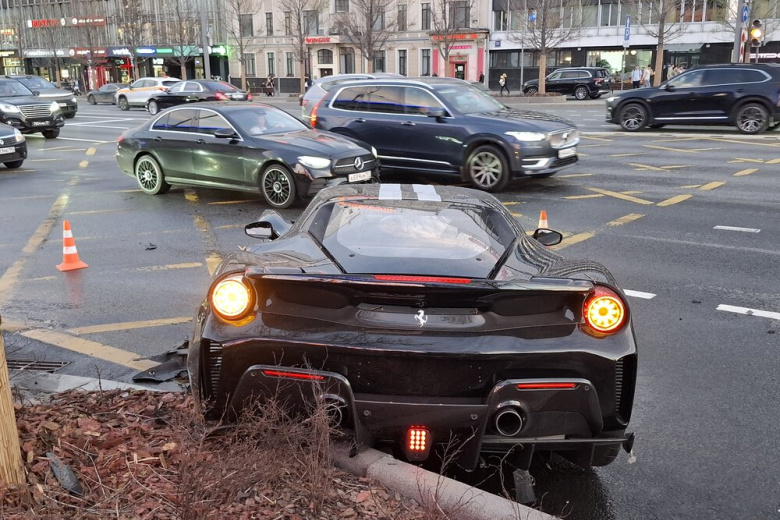 Последствия ДТП на Зубовском бульваре, где спорткар Ferrari врезался в ограждение