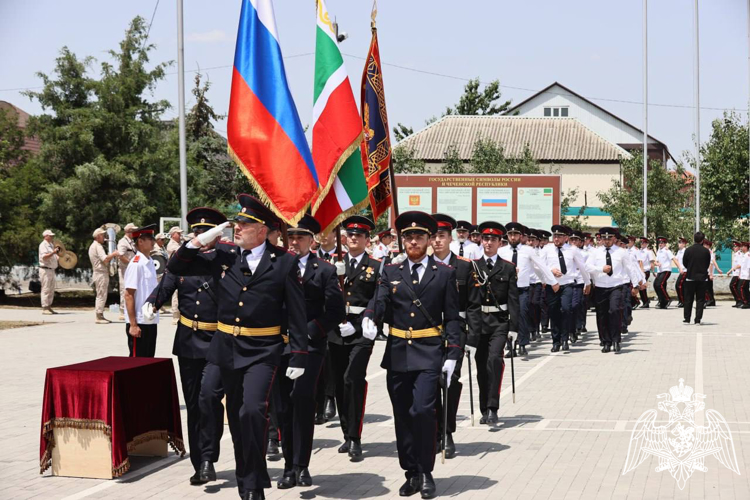 Начальник Управления Росгвардии по Чеченской Республике поздравил выпускников Грозненского Суворовского военного училища 