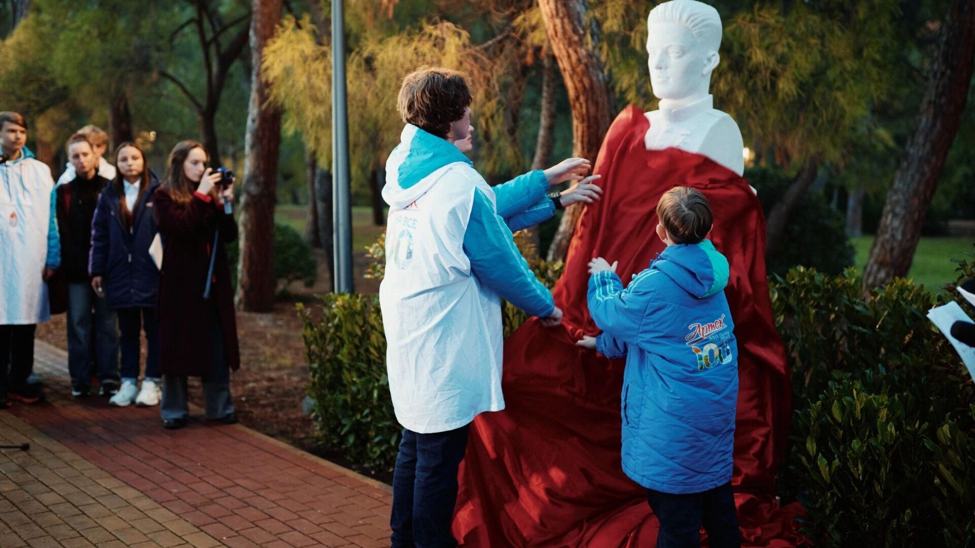 В «Артеке» установили памятный бюст Герою России Назару Енину