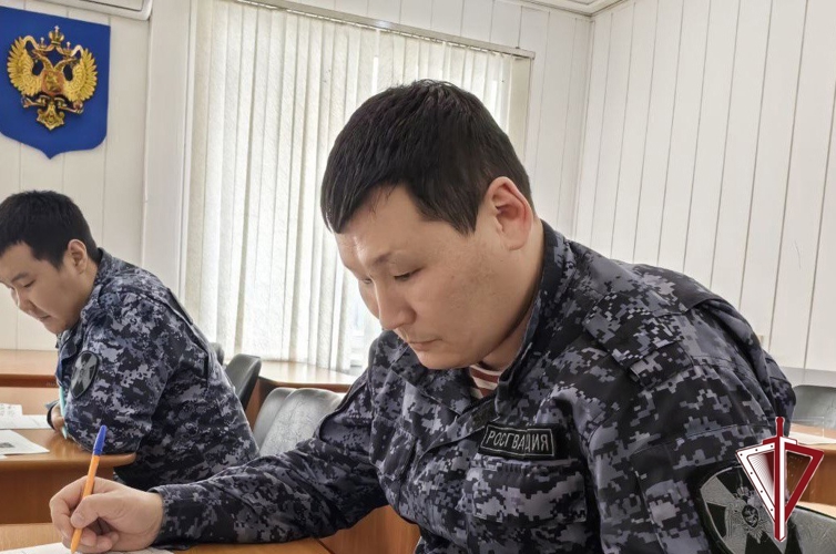 Сотрудники вневедомственной охраны Росгвардии в Якутске написали этнографический диктант 