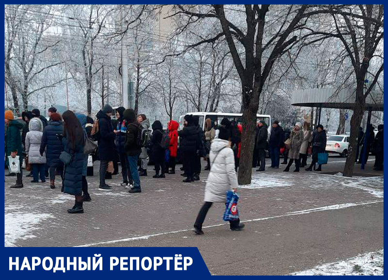 Пятигорск землетрясение ночью. Общественный транспорт очередь. Очередь человечки. Толпы на остановке Ставрополь. Жители Пятигорска фото