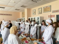 По данным Минпросвещения, в России 63% девятиклассников в 2025 году пошли учиться в техникумы и колледжи — это рекорд за последние 50 лет