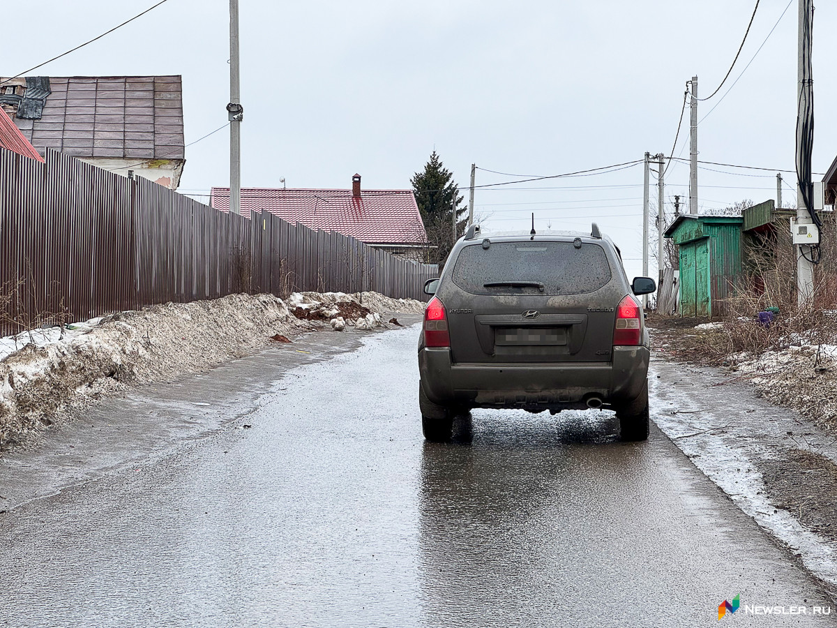 Улица Пролетарская также довольно узкая, чтобы на ней смогли разъехаться большой автобус и легковой автомобиль.