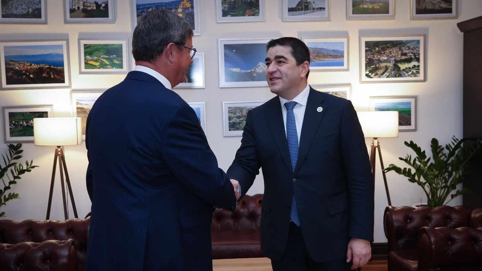 Встреча спикера парламента Грузии Шалвы Папуашвили с членами Мониторингового комитета Парламентской ассамблеи Совета Европы (ПАСЕ), содокладчиками по вопросам Грузии Эдит Эстреллой и Клодом Керном - Sputnik Грузия, 1920, 11.11.2025