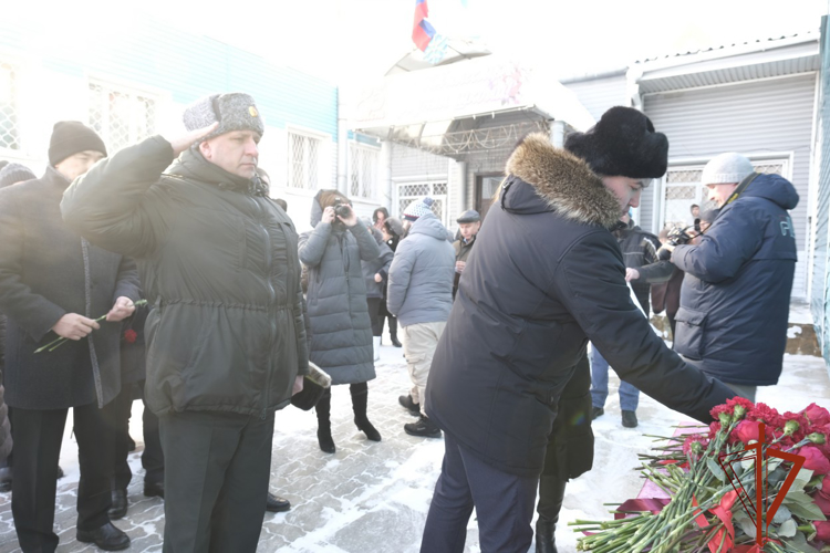 Накануне Дня защитника Отечества в Горно-Алтайске установили мемориальную доску росгвардейцу, погибшему в ходе специальной военной операции
