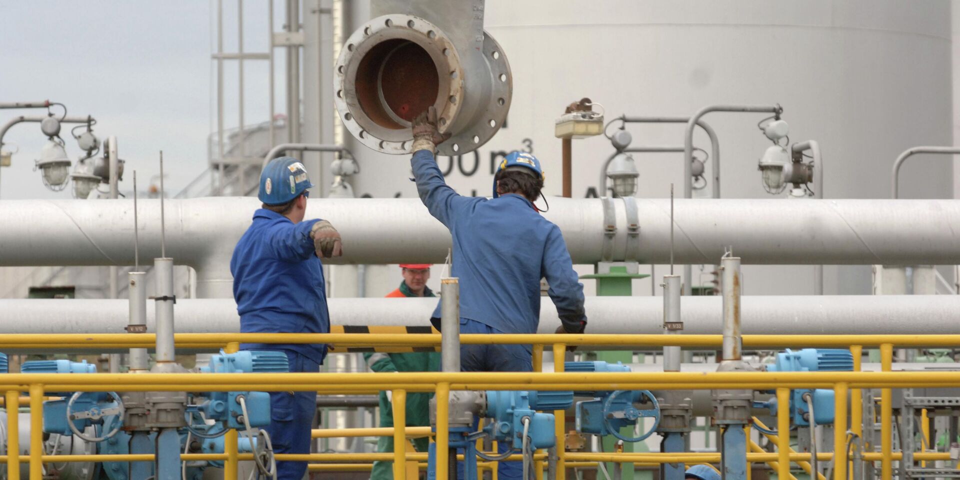 Рабочие на нефтеперерабатывающем заводе в Шведте, Германия - ИноСМИ, 1920, 04.07.2025