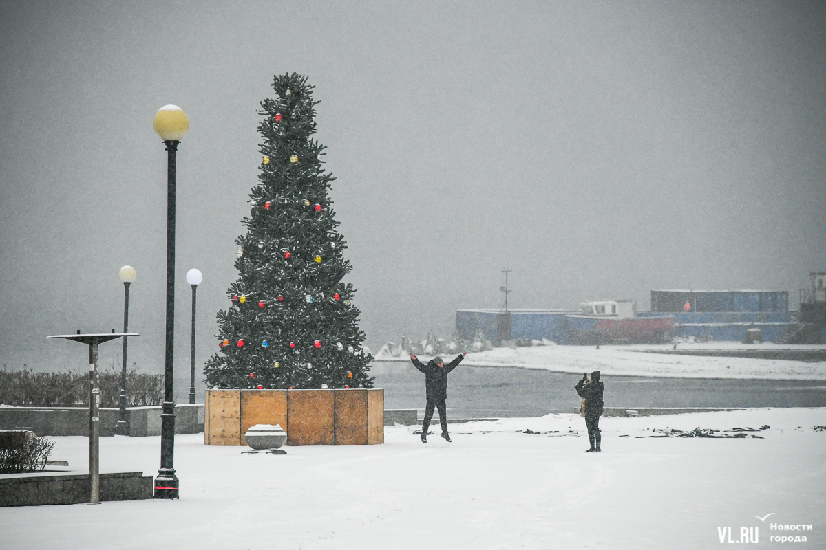 9 часов снег. Владивосток снегопад 2017 Центральная площадь. Снег во Владике. Когда будет снег шарики. Снегопад во Владивостоке сегодня фото.