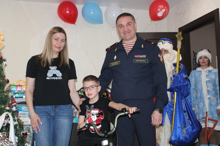  Росгвардейцы исполнили мечту 8-летнего мальчика из Липецка 