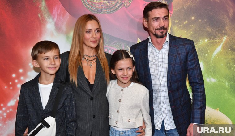 Актер Денис Никифоров со своей семьей 