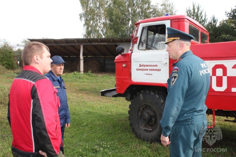 Начальник Главного управления МЧС России по Новгородской области Сергей Козырев пообщался с представителями добровольной пожарной команды села Медведь Шимского района