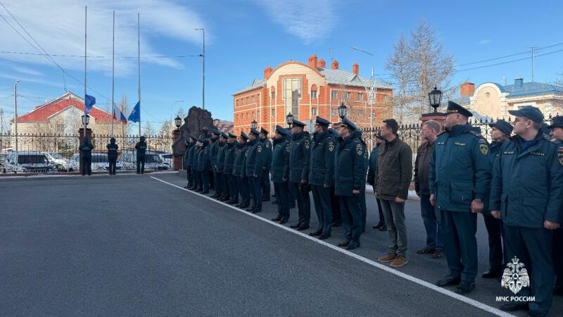 В Главном управлении МЧС России по ЯНАО прошла церемония поднятия флагов