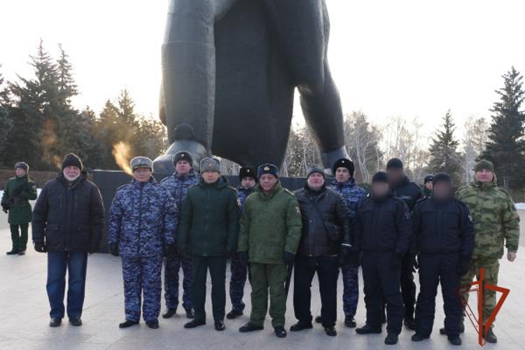 Память героев: Росгвардейцы Омска почтили павших защитников Отечества в Парке Победы