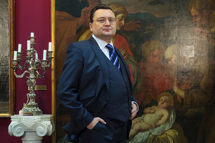 Близкие к спору источники считают, что Семин стоял перед выбором: упереться в претензии и долго отстаивать свою позицию в судах, что впоследствии могло аукнуться новыми требованиями прокуратуры — такое уже было, либо сдаться