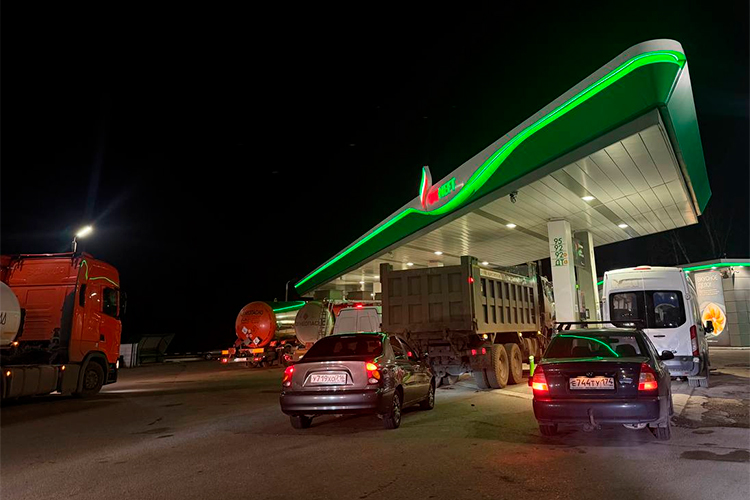 На одной станции «Татнефти» наш корреспондент обнаружил, что нет обычного АИ-92 и заправиться можно только вариантом АИ-92 с присадками, экологичным. «Нет, 92-го бензина пока нет. Закончился. Вот сейчас приехал бензовоз — будем «сливаться», — пояснила сотрудница