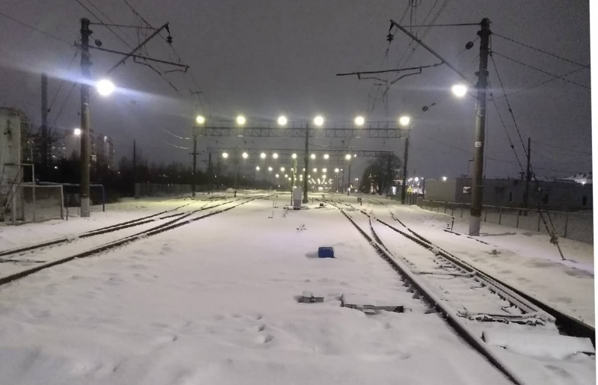 Поезд петрозаводск великий новгород расписание. Петрозаводск железная дорога. Новогодний поезд Великий Новгород. Петрозаводск 2023 фото у железнодорожного вокзала. Поезд Ласточка на вокзале Великий Новгород фото.