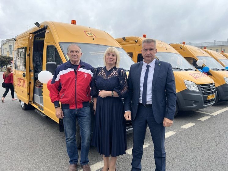Новый школьный автобус передали в Торопецкий район