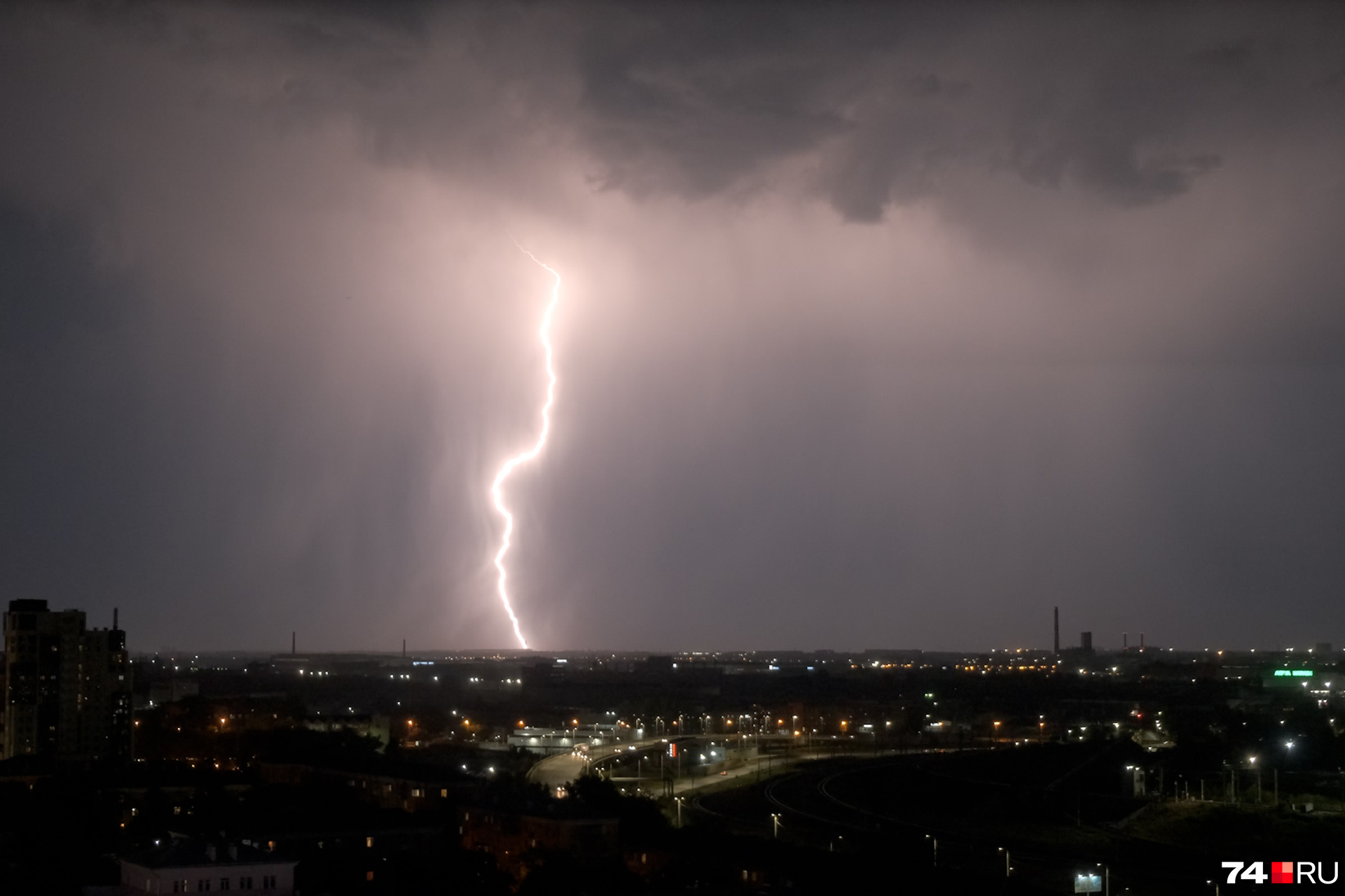 01.07 2023 г. Гроза в Москве. Сильная гроза. Гроза молния. Небо гроза.