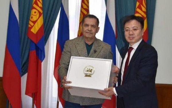 Президент Монголии передал подарок лидеру группы 