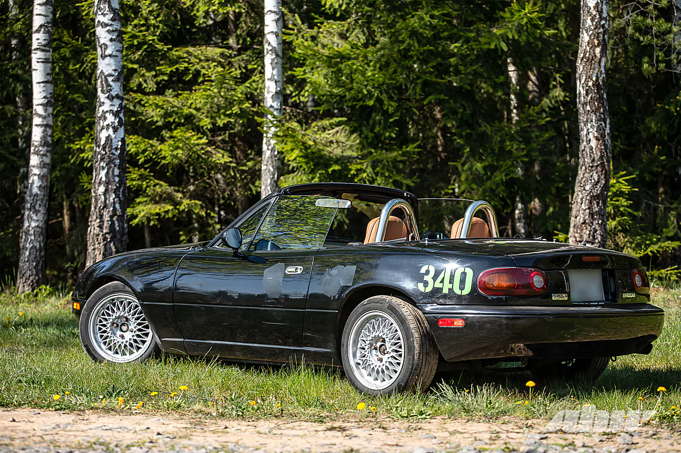 Была бита, дважды горела, но побеждает в гонках: история редкой Mazda Miata из США
