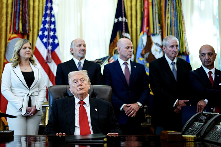 «Трамп своими инвективами приносит большую пользу левому движению. Не знаю, в каком виде он оставит Республиканскую партию. Но то, что он является истинным отцом новых левых по всему миру, — это абсолютно точно»