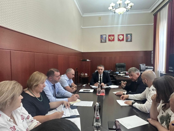 Организацию контроля медицинской и фармацевтической деятельности частных организаций обсудили в Правительстве Дагестана