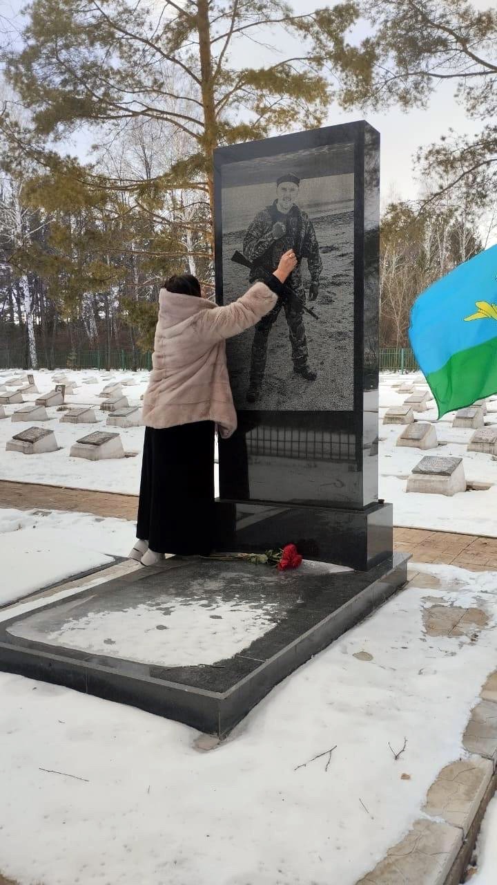 Братская могила в Шафраново, где рядом с героями Октябрьской революции и Великой Отечественной войны похоронен Алмаз Сафин. // Фото из семейного архива Сафиных.