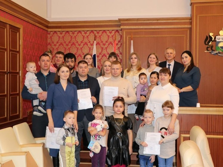  Свидетельств на право получения социальной выплаты молодым семьям вручили в Исетском районе
