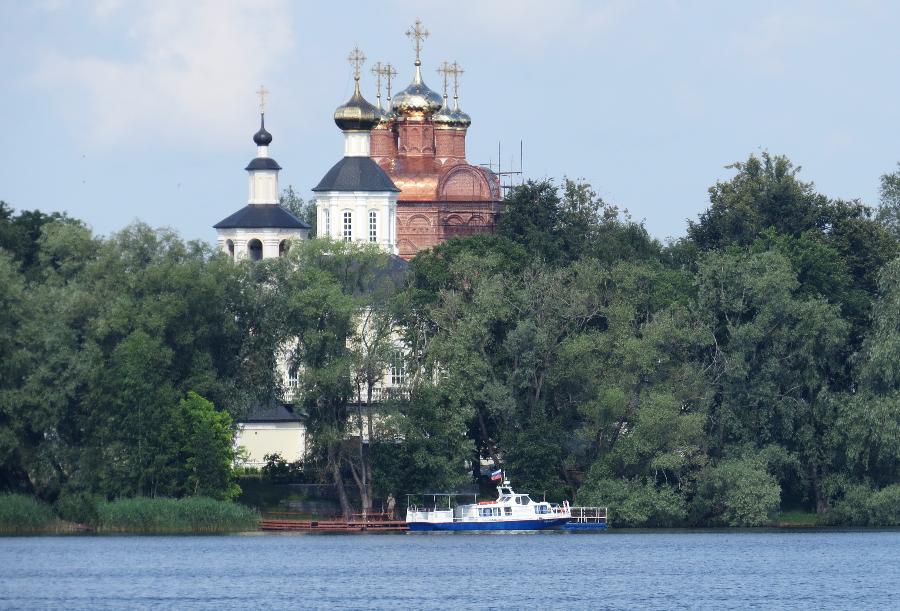 Ворота к Селигеру: провинциальный Осташков сохранил очарование далекой старины | С воды разворачивается великолепный вид на Воскресенский и Троицкий соборы./ФОТО АВТОРА