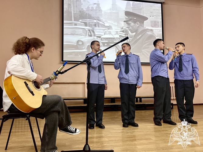 В преддверии Дня сотрудников органов внутренних дел росгвардейцы посетили торжественное мероприятие в подшефном техникуме 