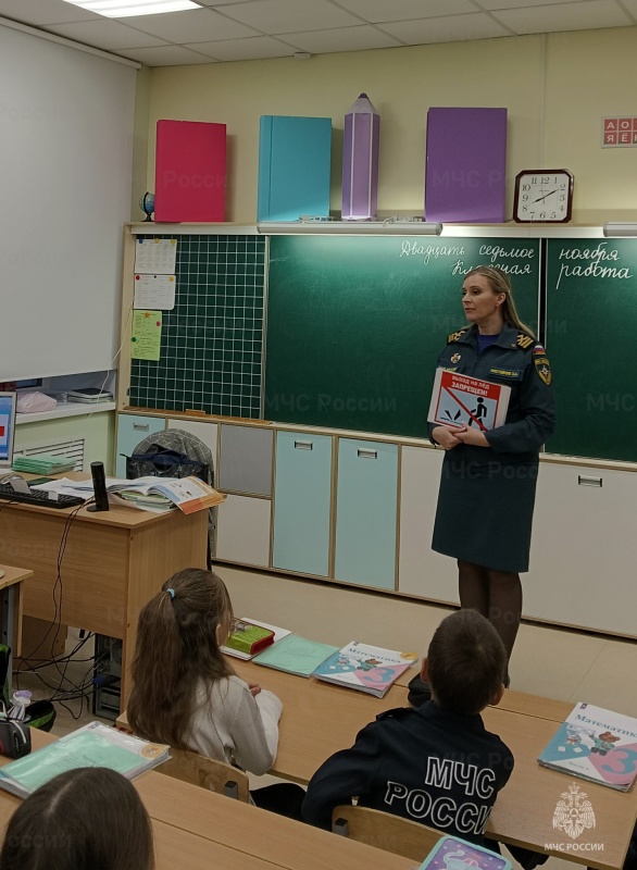 Коварный первый лед: инспекторы ГИМС напоминают школьникам правила безопасного поведения