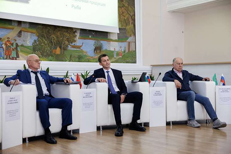 В целом центральноазиатские республики настроены на работу с Россией, указал Рыбас (слева)