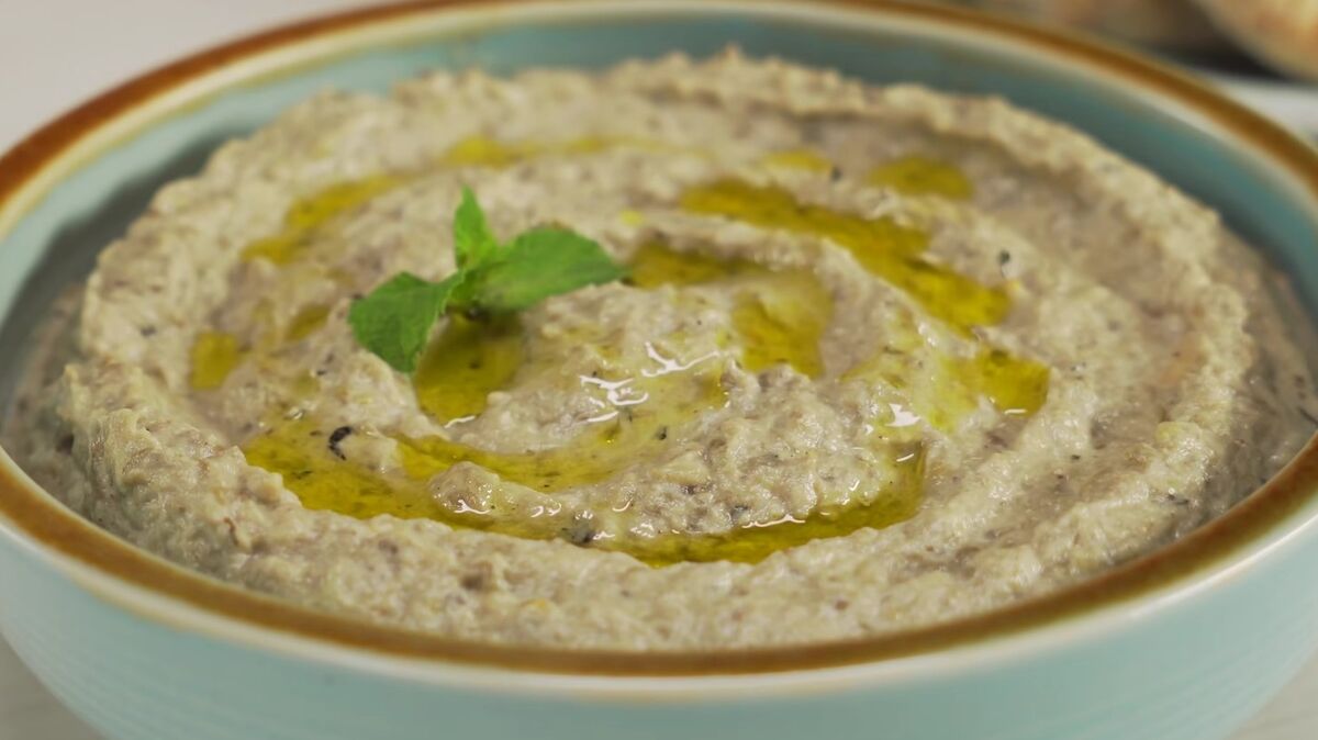 Закуска бабагануш. Баклажанная намазка на хлеб. Баклажанный паштет. Намазка из запеченных баклажанов. Бутерброды с баклажанной икрой.