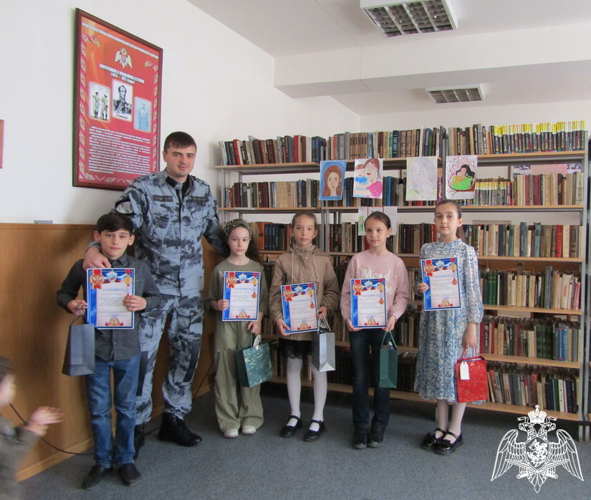 Росгвардейцы в Дагестане наградили победителей конкурса детского рисунка
