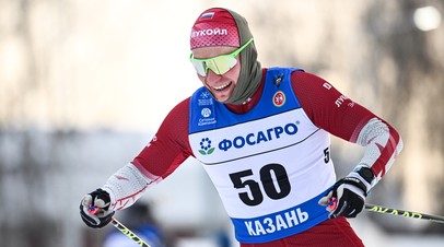 Александр Большунов на финише дистанции гонки на 15 км свободным стилем в Казани