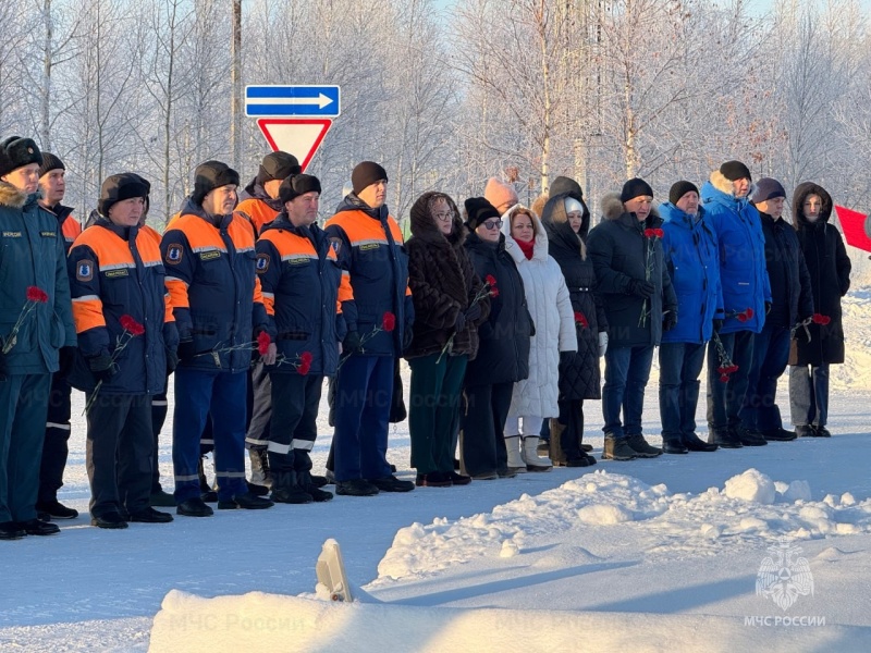 Сегодня Муравленковские пожарные почтили память товарища, погибшего 31 год назад