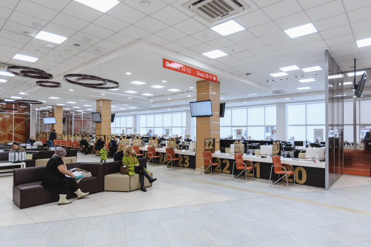 В основных отделах МФЦ заявитель получает услуги в среднем за 5–7 минут, время обслуживания мигранта, не знающего русского языка, может увеличиваться до 40 минут