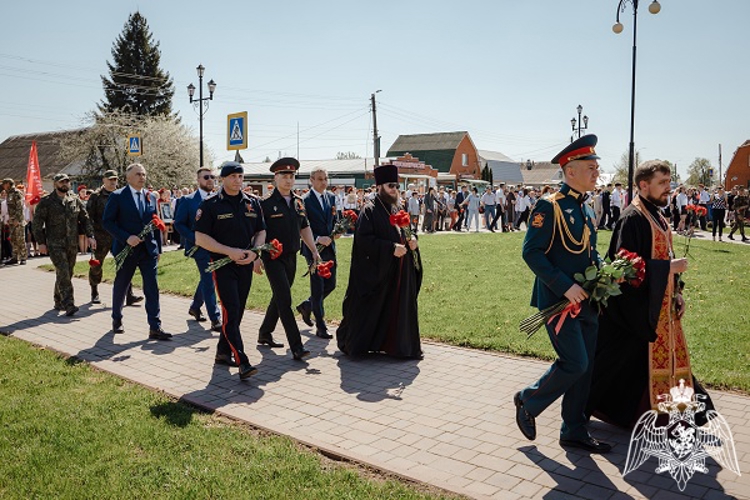 В преддверии Дня Победы в поселке Золотухино Курской области сотрудники Росгвардии приняли участие в церемонии зажжения Вечного огоня в честь героев, погибших в годы Великой Отечественной войны, воинов-интернационалистов и участников СВО.
