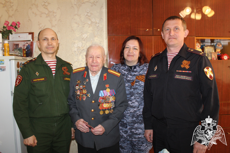 В Вологде сотрудники Росгвардии поздравили тружеников тыла, ветеранов ведомства с Днем Победы
