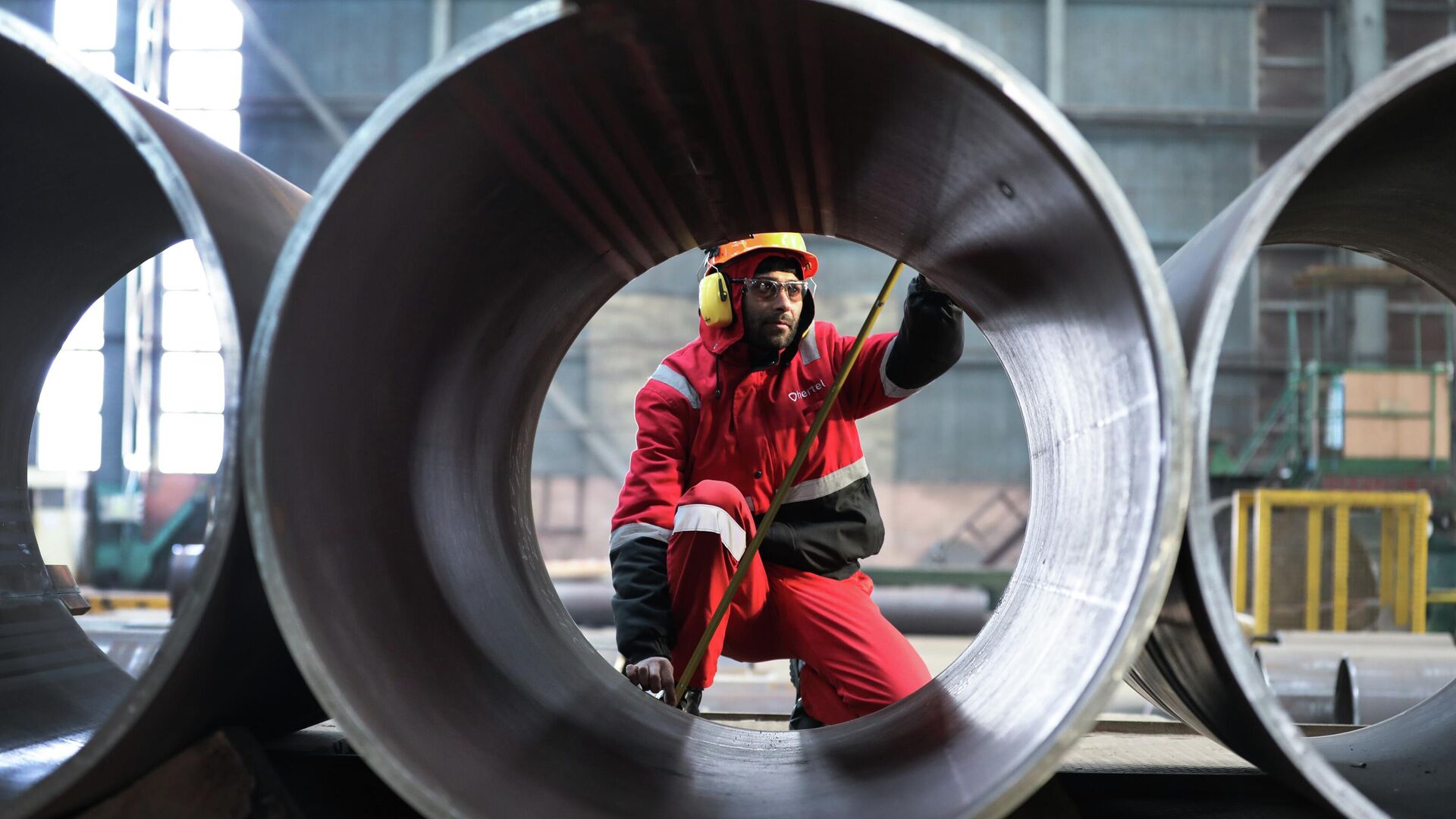 Сотрудник SOCAR на месте работы - Sputnik Азербайджан, 1920, 03.01.2025