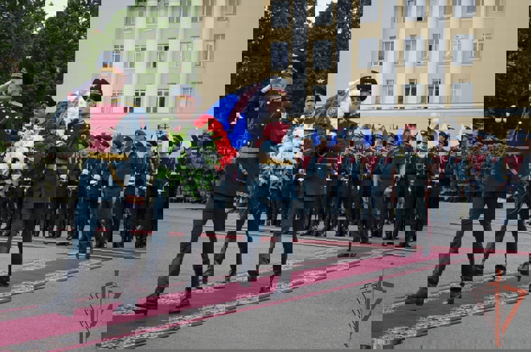 Первый заместитель директора Росгвардии генерал-полковник Юрий Яшин вручил вымпел директора Росгвардии Центру специального назначения «Витязь»