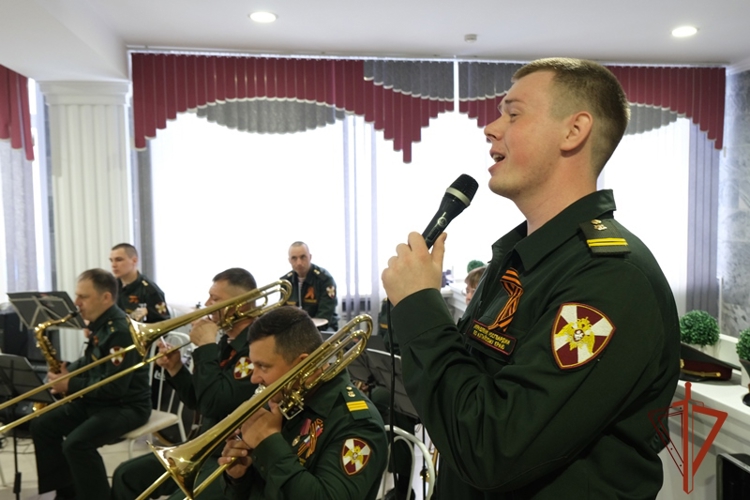 Военный оркестр Управления Росгвардии по Алтайскому краю подарил праздник ветеранам