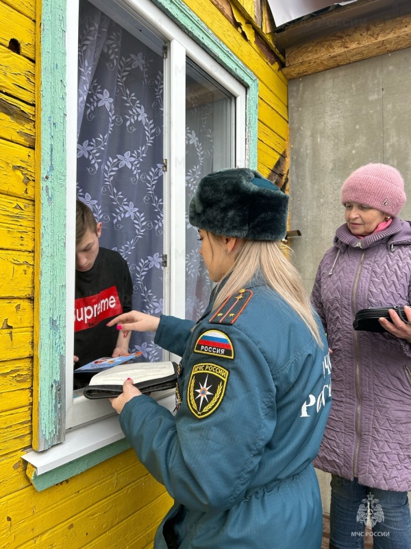 Сотрудники МЧС провели профилактический рейд по адресам проживания многодетных семей находящихся в социально-опасном положении