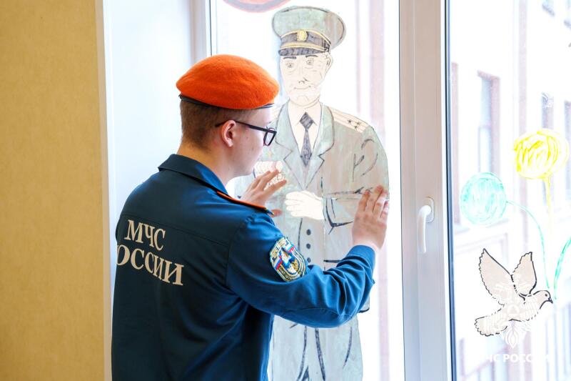 МЧС России продолжает участвовать в патриотической акции «Окна Победы»
